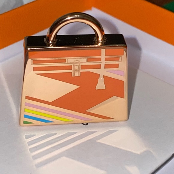 NEW HERMÈS CURIOSITE KELLY LAQUE H
VIBRATION CHARM - Picture 12 of 16